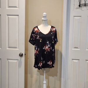 Womens plus black floral tee 2X